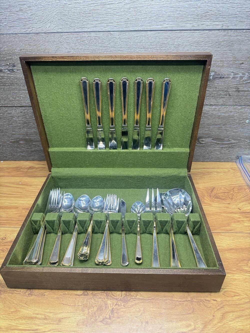TOWLE BEACON HILL Stainless Steel 18/8 Flatware Set Of 44 Korea